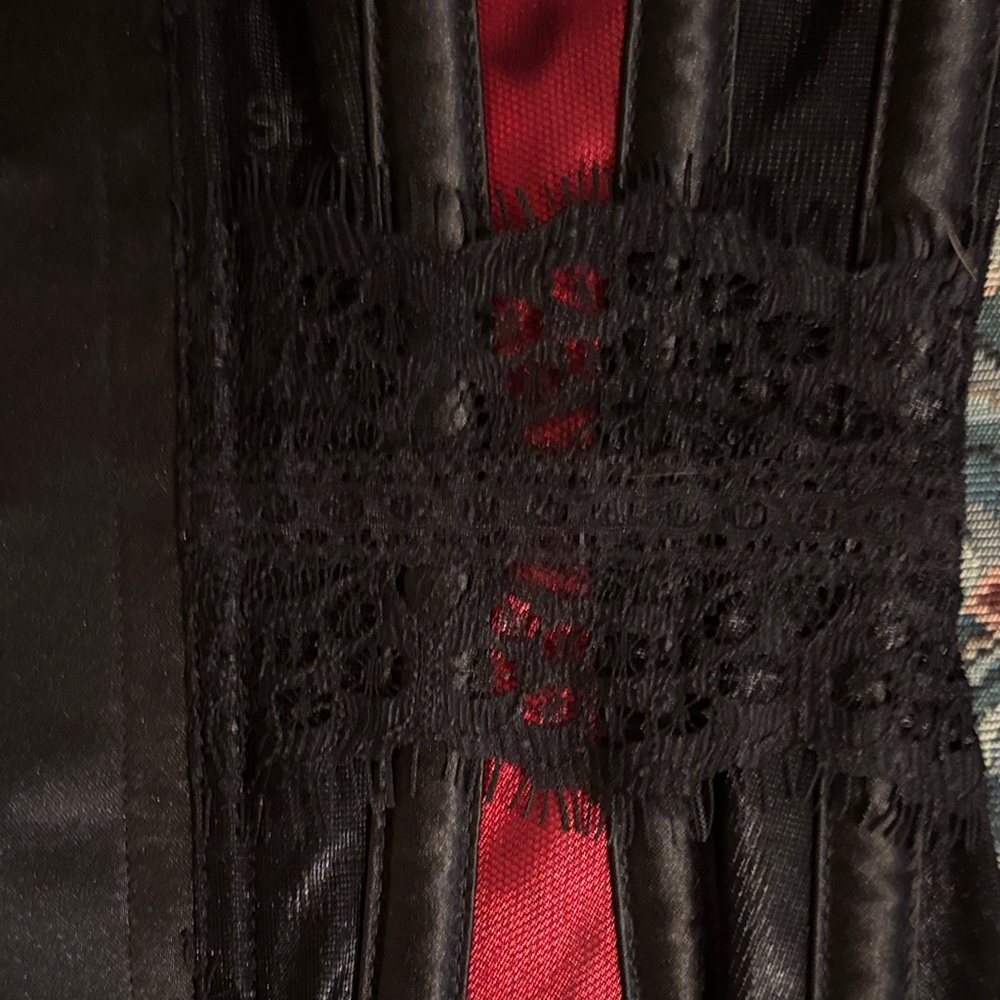 Black and Red Corset - Picture 4 of 7